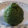 un citron combava vert posée sur une assiette