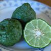 trois citrons combava dont un ouvert posé sur une assiette