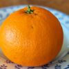 une orange CaraCara posée sur une assiette