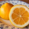 Un citron coupé en deux sur une assiette