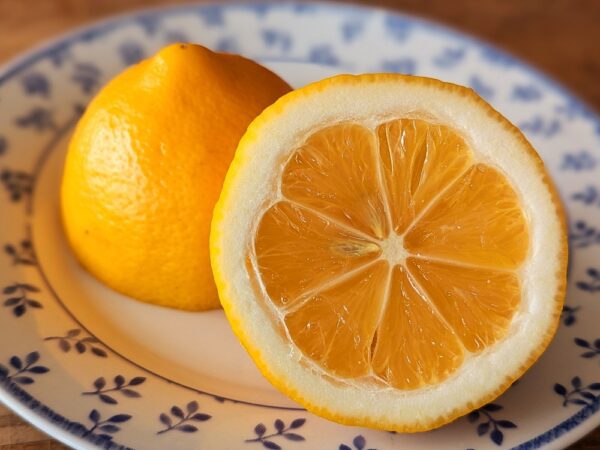 Un citron coupé en deux sur une assiette