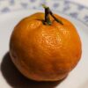 Une mandarine Shangsa sur une assiette blanche