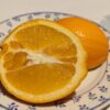 Une orange navel Washington coupé en deux sur une assiette
