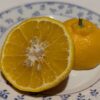 Un Shiranui coupé en deux sur une assiette