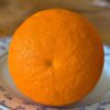une orange posée sur une assiette