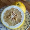 Un citrus maxima hirado buntan coupé en deux sur une assiette