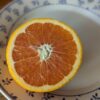 Une moitié d'une orange caracara, côté chair