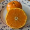 clémentine coupé en deux sur assiette
