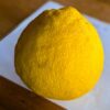 Beau fruit grand, jaune d'un citrus ichangensis, utilisé comme citron au goût bien riche et complexe à maturité