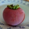 Fruit mature de Diospyros kaki Nikita's Gift sur un assiette