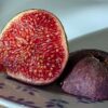 Jolie figue bien mûre d'un ficus carica Bayernfeige, peau fine, violette, chair bien rouge