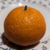 une mandarine nova posée sur une assiette blanche