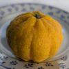 un fruit de Yuzu 30 sur une assiette