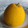 un beau citrus taiwanica jaune sur une assiette