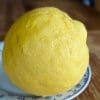 Citron rustique, pamplemousse Sotchi sur une assiette