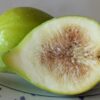 1 figue d'un figuier moscatel verde coupé en deux