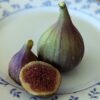 deux figues du ficus carica Samsun sur une assiette plus la moitié d'une figue coupé en deux