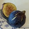 Ficus carica Swadi: Figue bleu , interieur ambré, coupé en deux, sur assiette