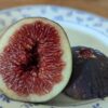 une figue de ficus carica Wilmington creeper coupée en deux sur une assiette