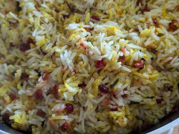 un plat de riz avec berberis