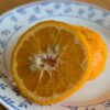 Fruit du Citrus kunenbo, coupé en deux