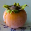 fruit de Diospyros virginiana Morris Burton sur assiette.